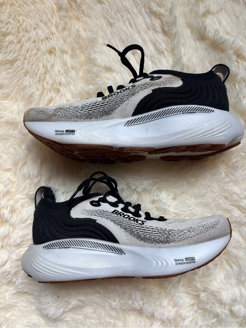 Brooks Adrenaline GTS 25 Running Shoes Womens 7.5 White Black Gum Sole